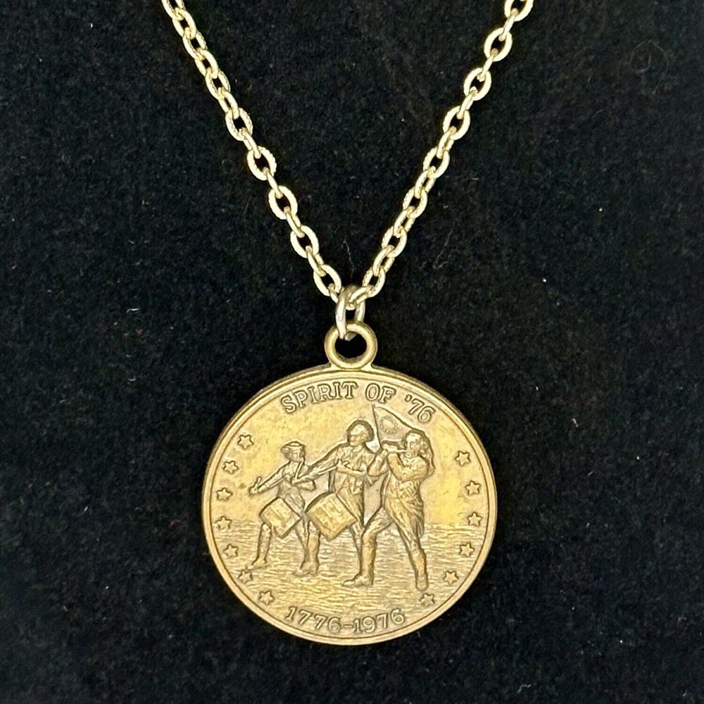 Vintage Spirit of 76 24" Gold Tone‎ Pendant Chain 1776 - 1976 Coin Necklace